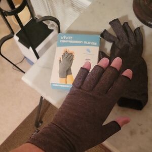 Vive Compression Gloves in Dark Gray